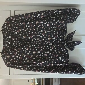 Abercrombie & Fitch Black Satin Floral Long Sleevele Tie-Front Blouse V Neck M